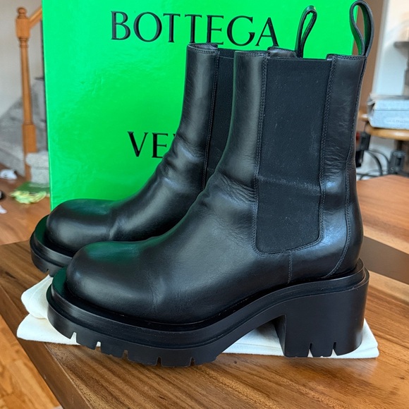 Authentic Bottega Veneta Black Leather Lug Chelsea Boots - Picture 3 of 16